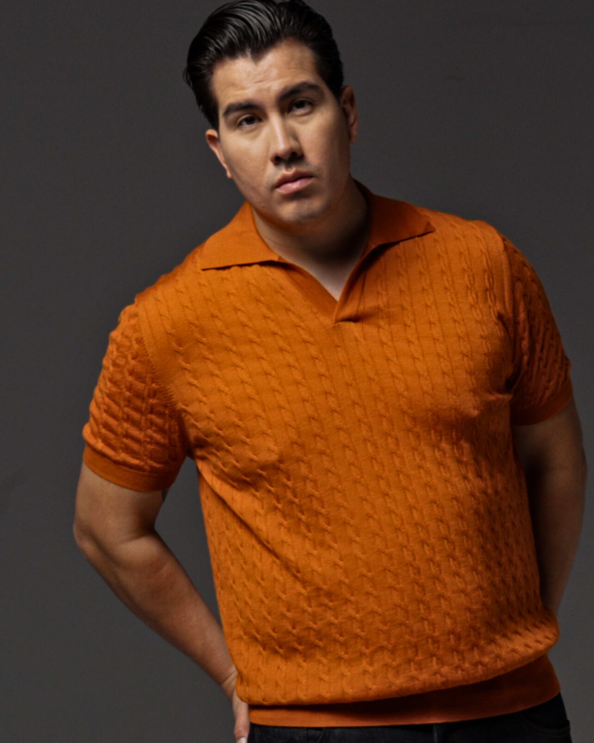 Hombre XXL vistiendo polo de merino y vaqueros sin apretar en la cintura